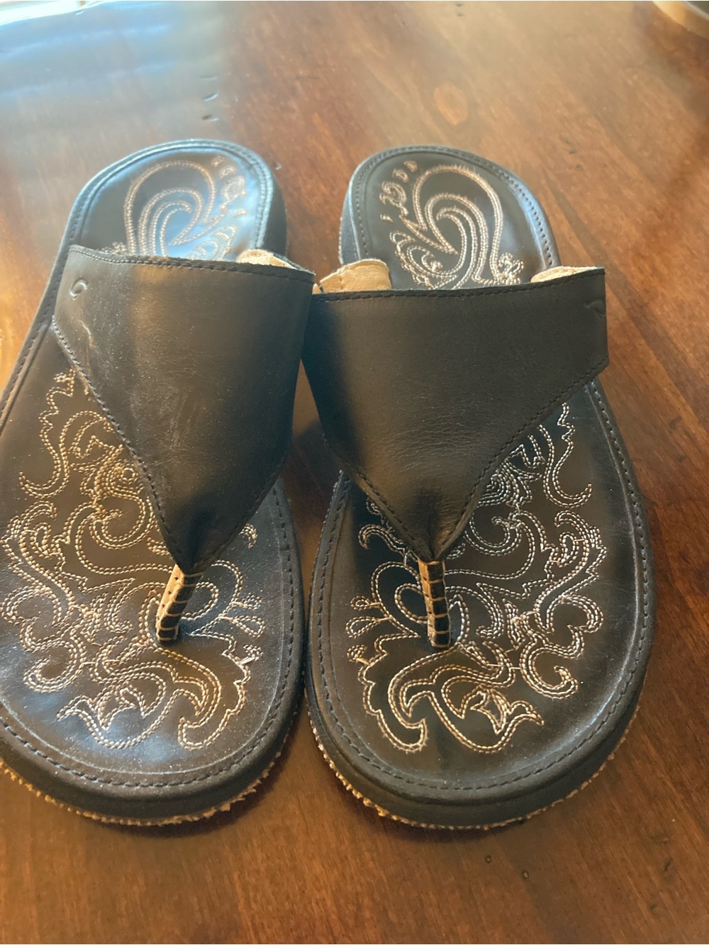 OluKai Black Leather Embroidered Toe-Post Sandals Size 6 - Picture 2 of 12
